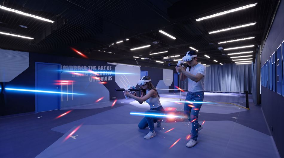 兩名玩家戴上 VR 頭戴裝置，身處實體遊戲空間