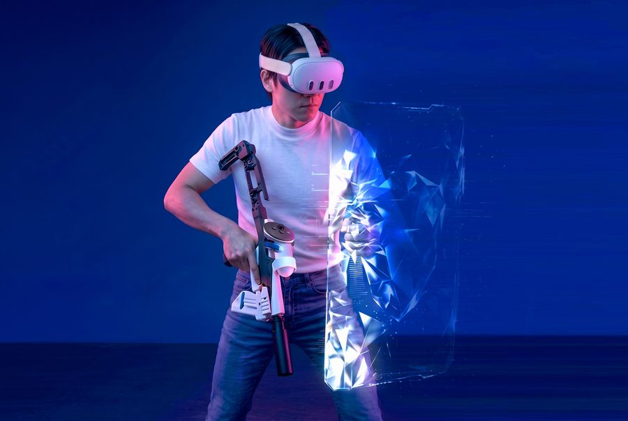 玩家戴上 VR 頭戴裝置，站在發光的光學迷彩盾旁